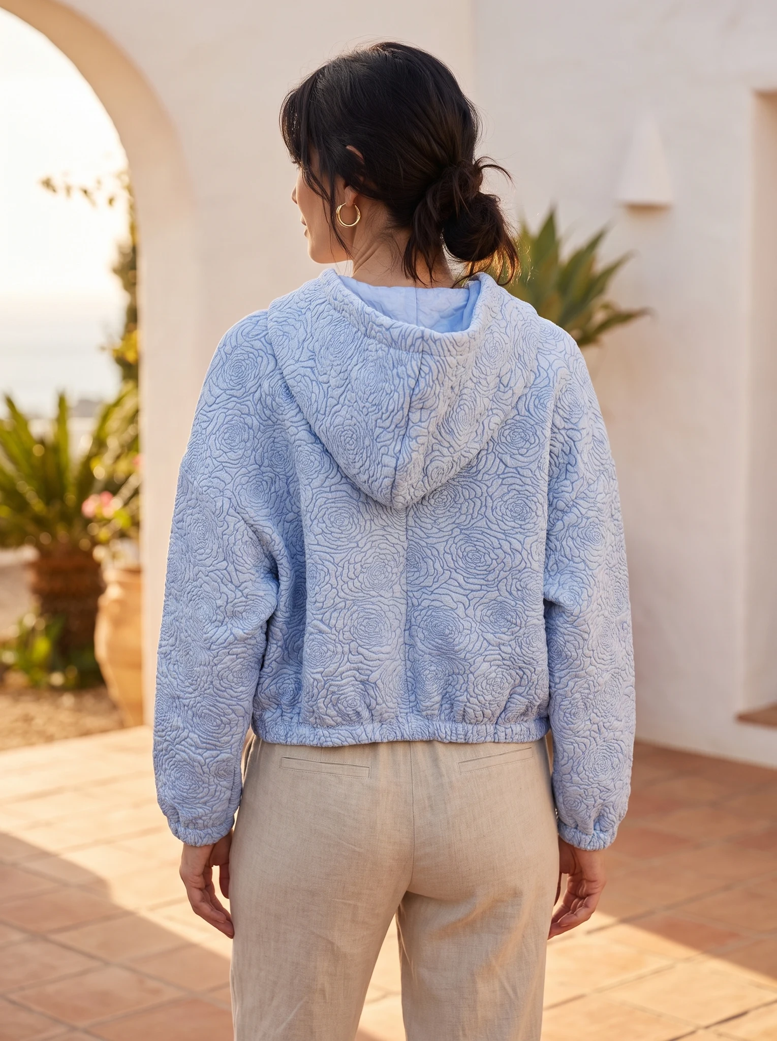 Campera Tela Labrada presentado en modelo (visualización digital)