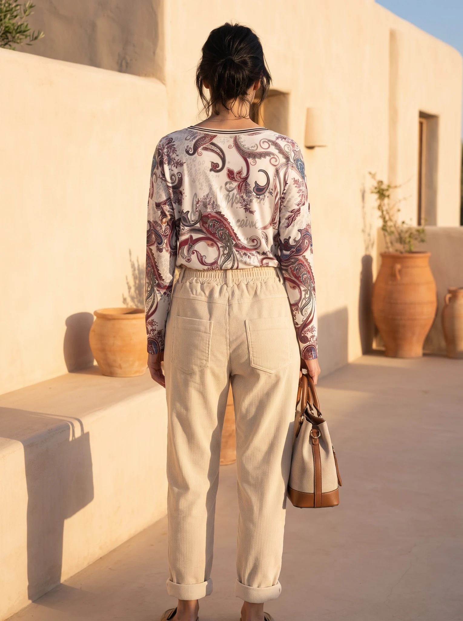 Pantalon Corderoy Con Apliques presentado en modelo (visualización digital)