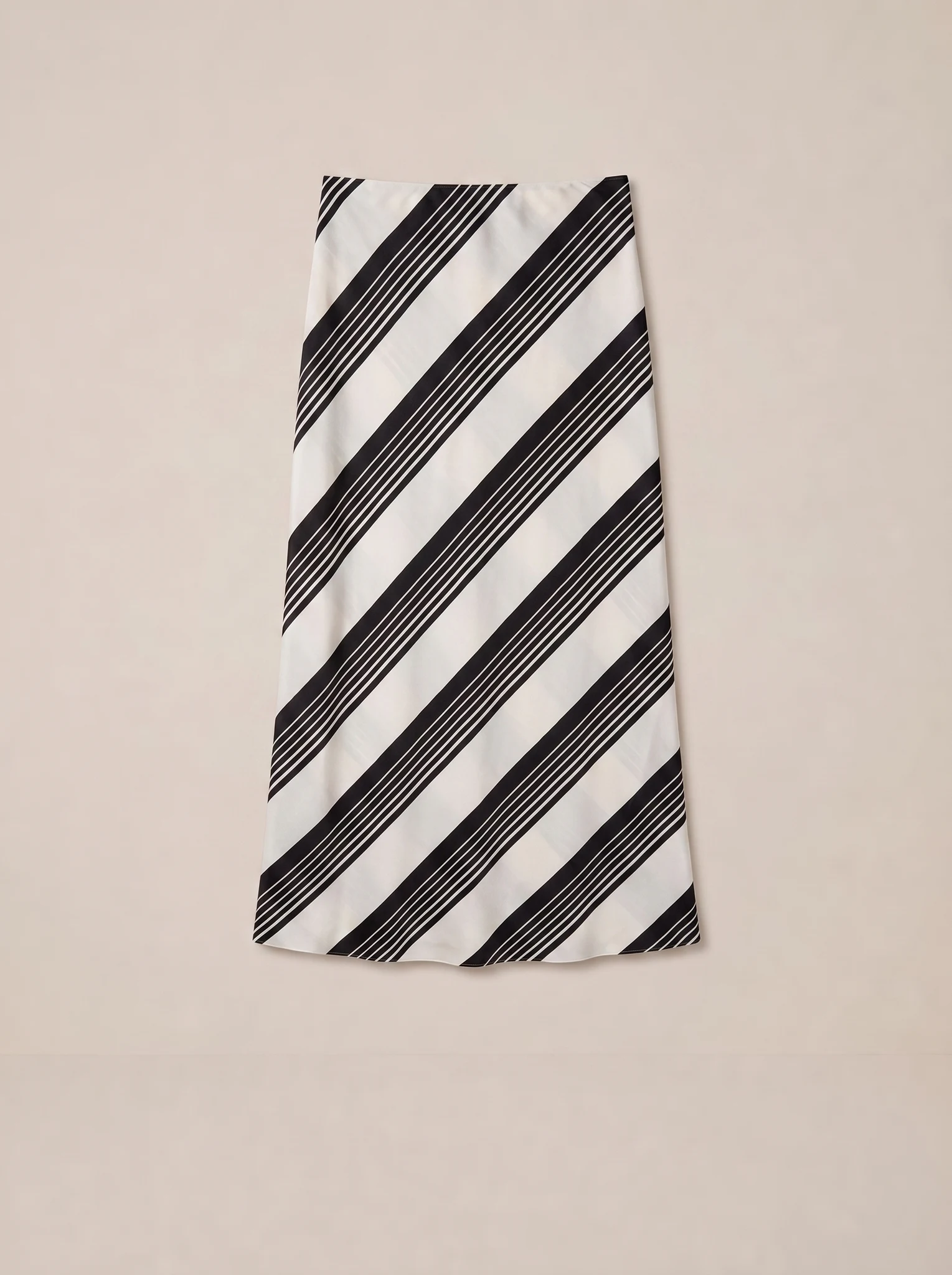 Pollera De Seda — vista de frente