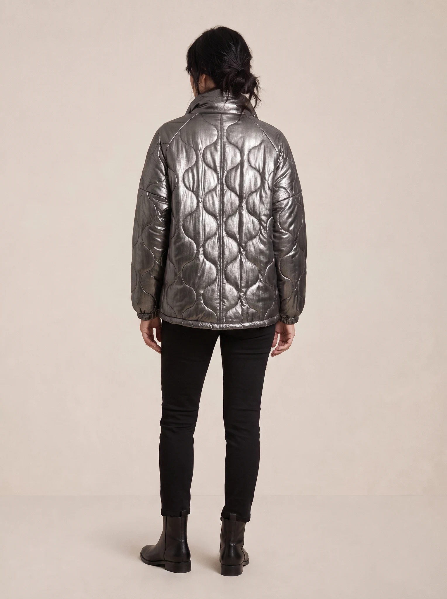 Campera Metalizada Peltre presentado en modelo (visualización digital)