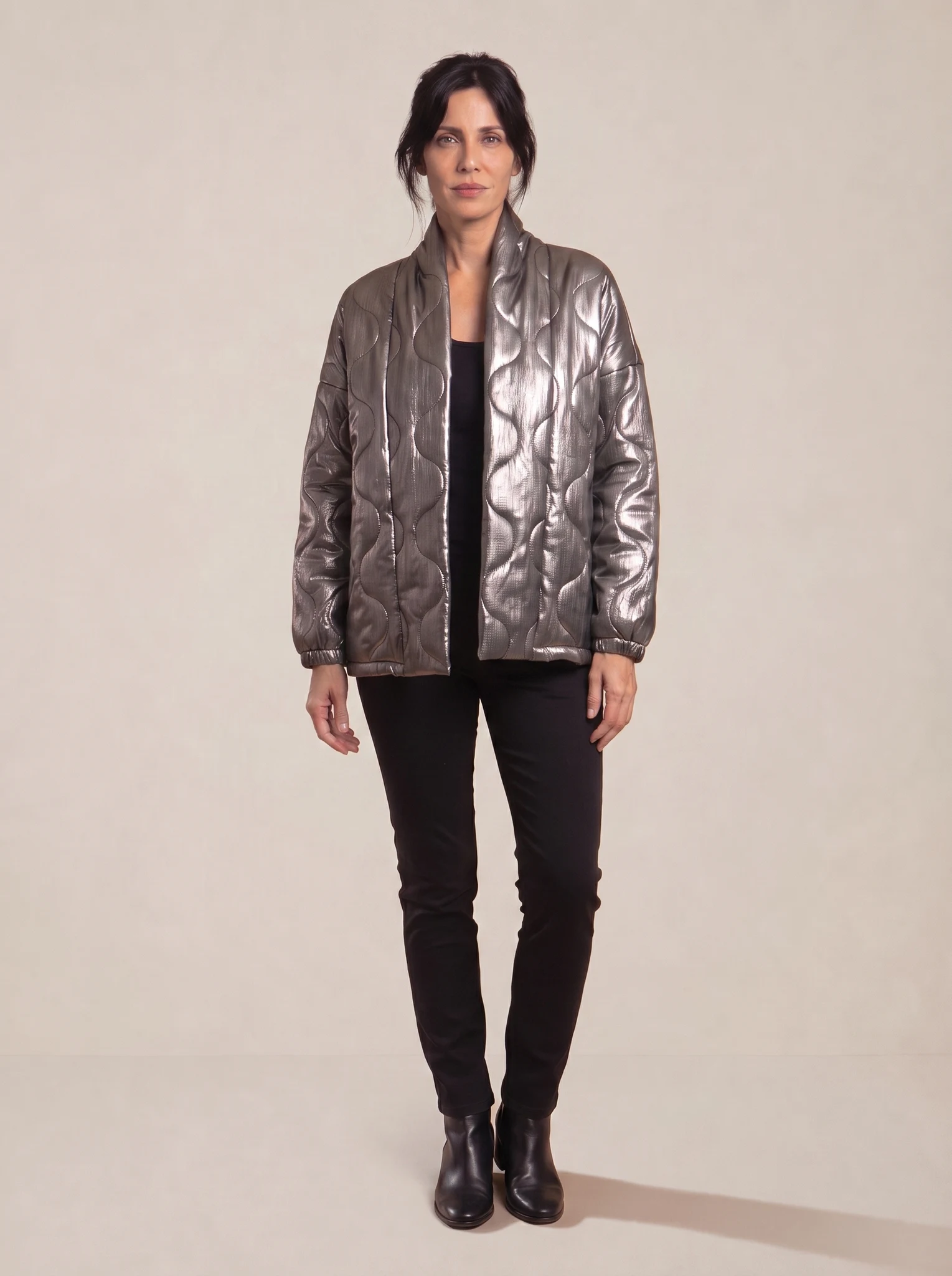 Campera Metalizada Peltre presentado en modelo (visualización digital)