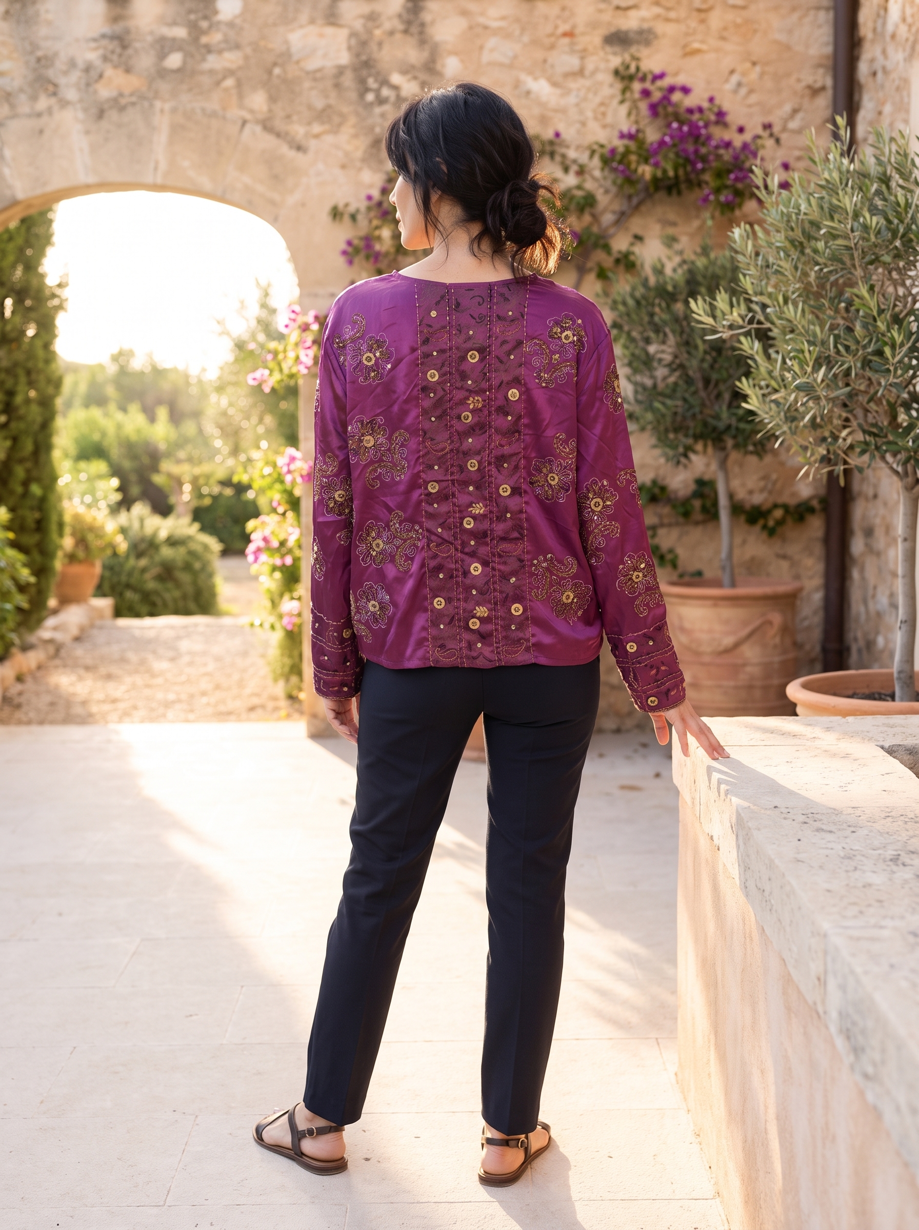Chaqueta De Satén Bordada Con Lentejuelas, Piedras Y Canutillos presentado en modelo (visualización digital)