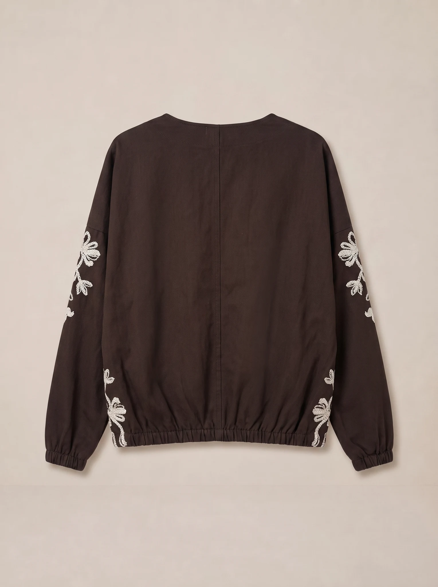 Campera Gabardina Bordada — vista de dorso