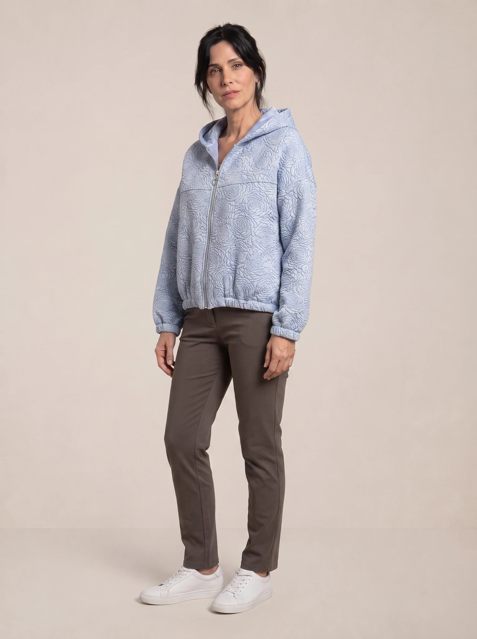 Campera Tela Labrada presentado en modelo (visualización digital)