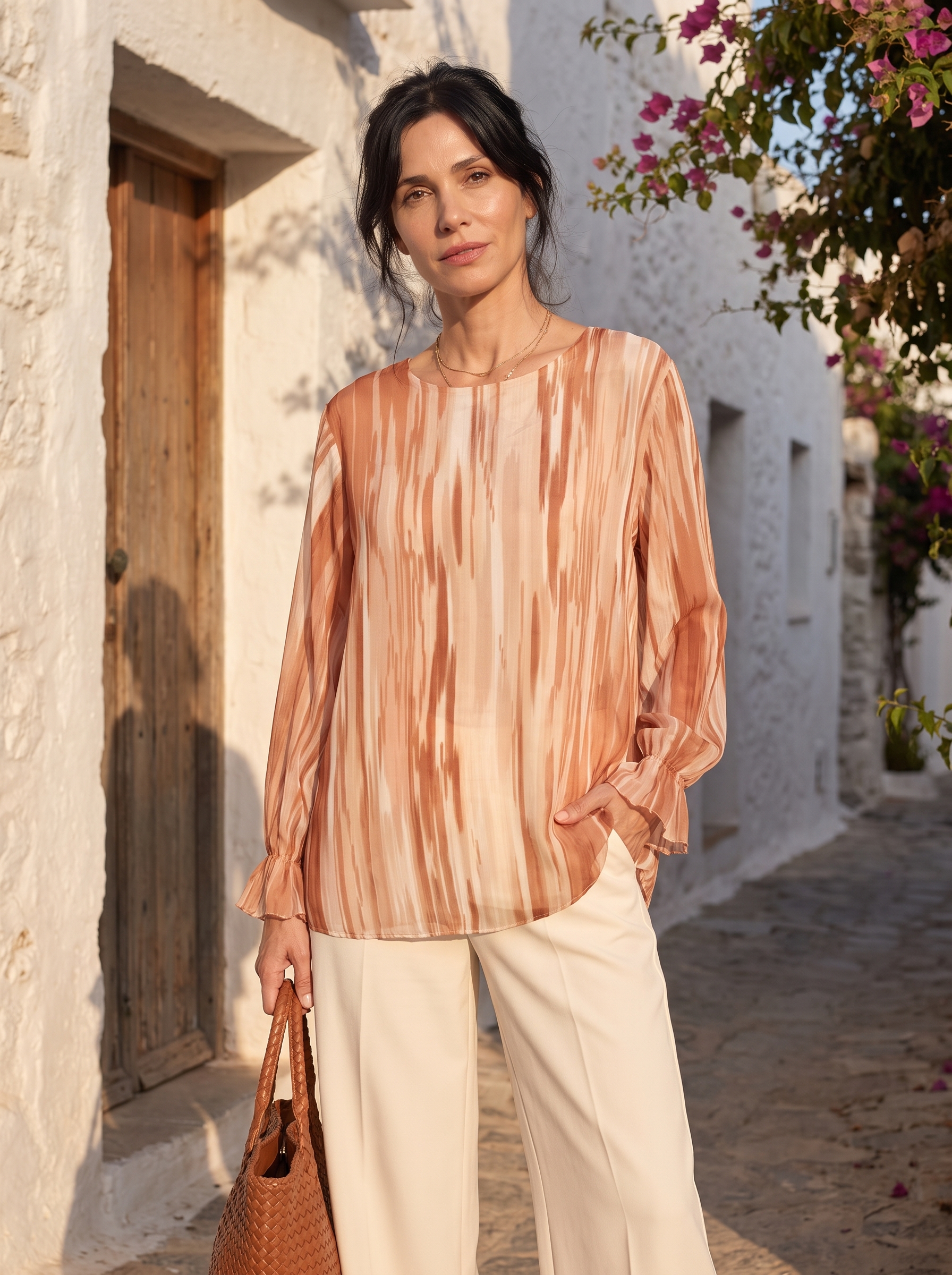 Blusa Italiana Manga Larga Puño Con Frunce presentado en modelo (visualización digital)